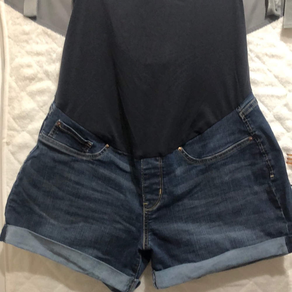 Levi maternity shorts size large